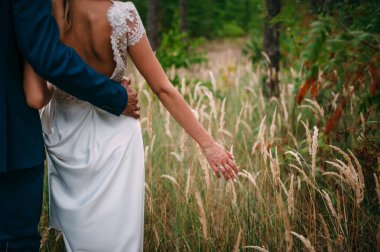 Kız adamla ormanda yürüyor