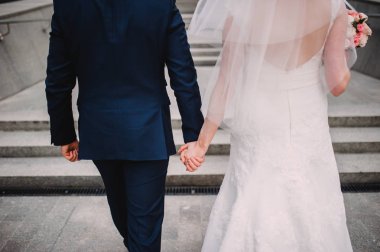 Damat ve gelin onların elele