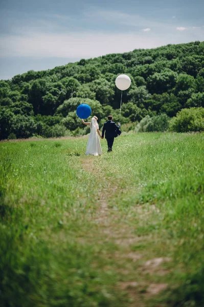 Bruid Bruidegom Lopen Met Een Ballon — Stockfoto