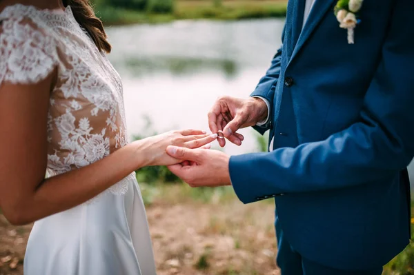 Γαμπρός Βάζει Στο Γαμήλιο Δαχτυλίδι Της Νύφης — Φωτογραφία Αρχείου