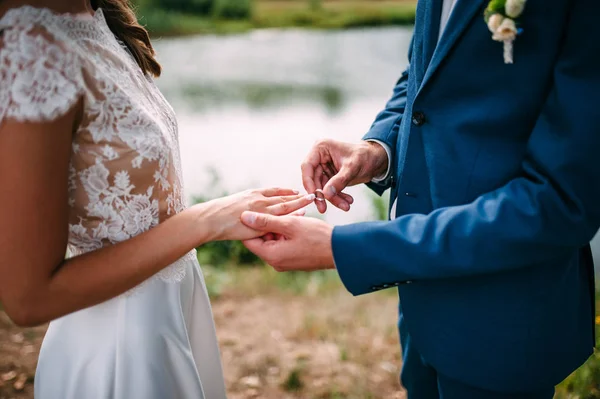 Groom Coloca Anel Casamento Noiva — Fotografia de Stock