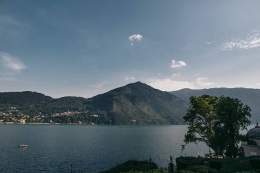 Dağlar ve yaz aylarında Como Gölü
