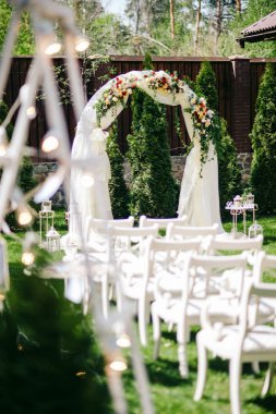 Beyaz düğün kemer ve sandalyelere töreni