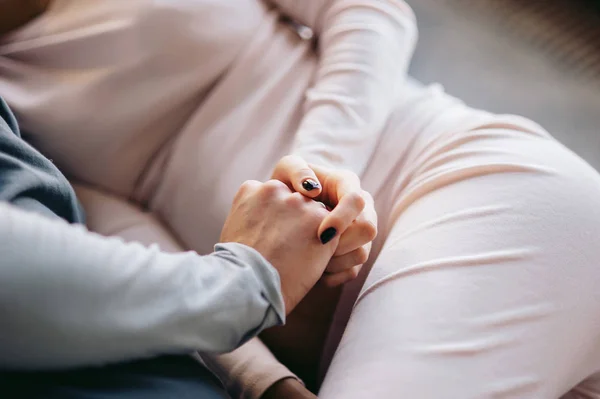 Hamile Kız Kocasının Elini Tutarak — Stok fotoğraf