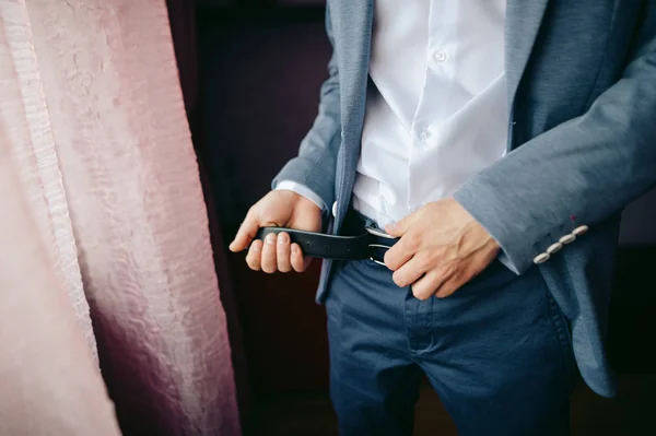 Marié Met Une Ceinture Debout Près Fenêtre — Photo