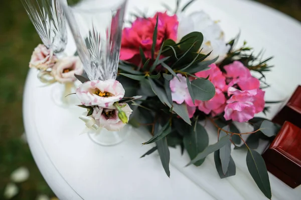 婚礼鲜花和眼镜 — 图库照片
