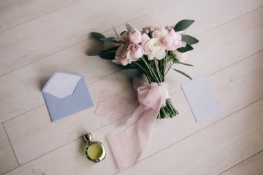 Davet ve parfüm yerde düğün çiçekleri