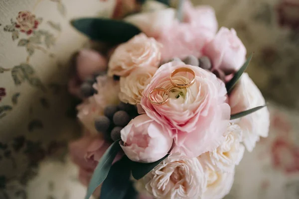 Anéis Casamento Buquê Rosas Rosa — Fotografia de Stock