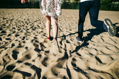 Genç bir çift bir kumsalda çalışır