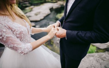 Düğün çiçek ve mum penceresinde