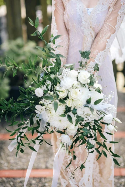 Tender Noiva Mantém Lindo Buquê Casamento Cores Brancas Verdes — Fotografia de Stock