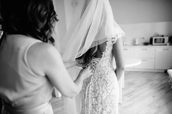Mãe Ajuda Noiva Usar Vestido Noiva — Fotografia de Stock