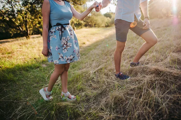 Jonge Man Vrouw Lopen Het Zonnige Park — Stockfoto