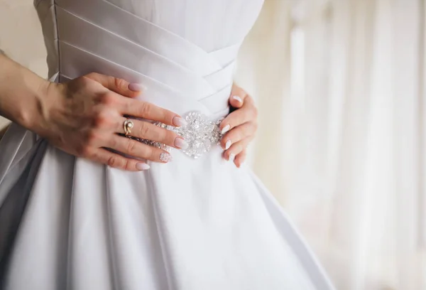Noiva Vestido Branco Com Anel Dourado Ajustar Seu Vestido — Fotografia de Stock