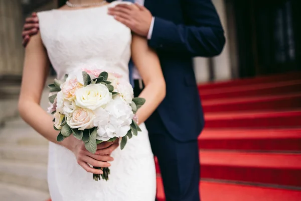 Bruidegom Zwart Pak Houdt Bruid Met Bruiloft Boeket — Stockfoto