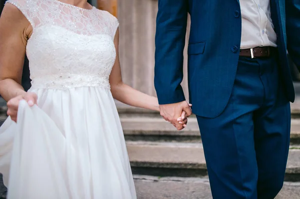 Recém Casados Caminhando Cidade — Fotografia de Stock