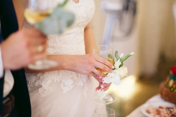 古典的な白いドレスで花嫁を保持シャンパン グラス — ストック写真