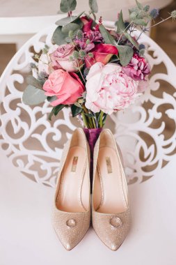 Lüks düğün ayakkabıları ve çiçekler ahite sandalyeye Güllü