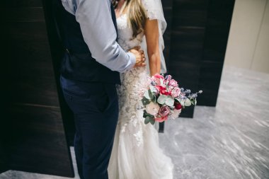 Gelin ve damat her diğer içinde modern bir iç ayakta sarılma