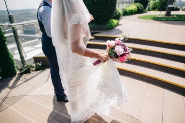 Zarif yeni evli çiftin bir parkta yürüyüş