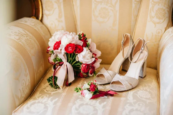 Wedding Bouquet Made Roses Wedding Shoes High Heels Armchair Hotel — Stock Photo, Image