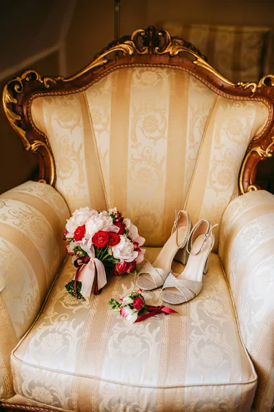 Bouquet Red White Roses Yellow Armchair Wedding Shoes High Heels — Stock Photo, Image