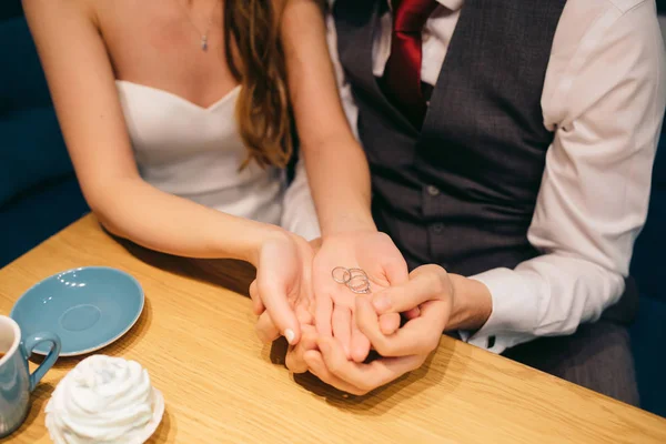 Жених Невеста Сидят Ресторане Держат Обручальные Кольца Руках — стоковое фото