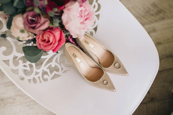 Sepatu Pernikahan Emas Dengan Cincin Pernikahan Dan Karangan Bunga Kursi — Stok Foto