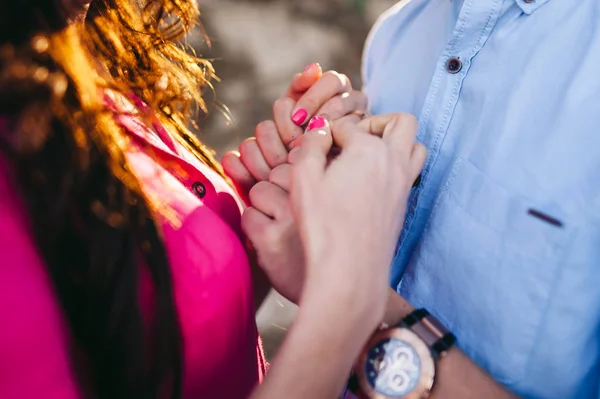 Jong Koppel Liefde Hand Hand Tijdens Zonsondergang — Stockfoto