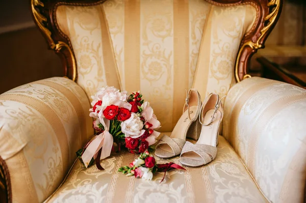 Wedding Bouquet Made Roses Wedding Shoes High Heels Armchair Hotel — Stock Photo, Image