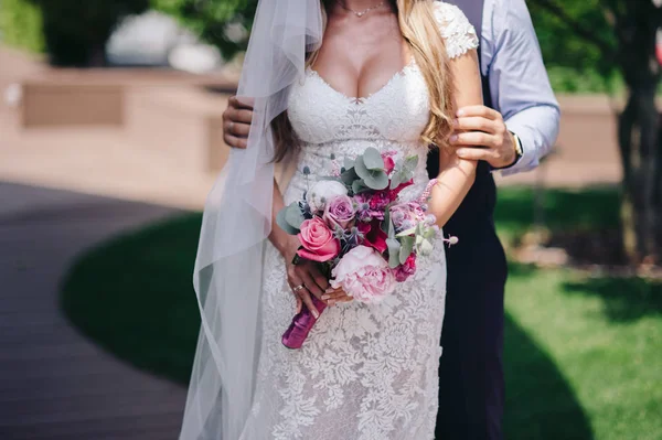 Γαμπρός Νύφη Αγκαλιές Γαμήλια Λουλούδια Μια Ηλιόλουστη Ημέρα — Φωτογραφία Αρχείου