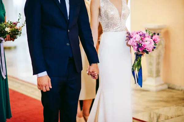 Menyasszony Vőlegény Állt Egy Esküvő Kézen — Stock Fotó
