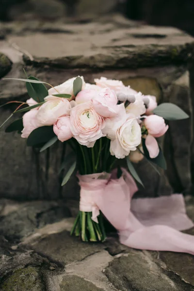 带粉红色和白色花朵和丝带的婚礼花束 — 图库照片