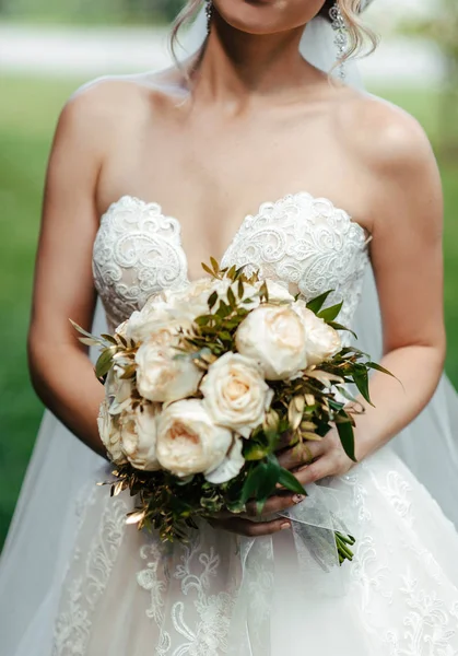 Красивая Невеста Белом Платье Проводит Свадебные Цветы Белых Слоновой Кости — стоковое фото