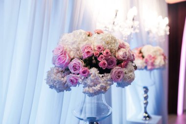 Şölen alanında çiçek bileşimi