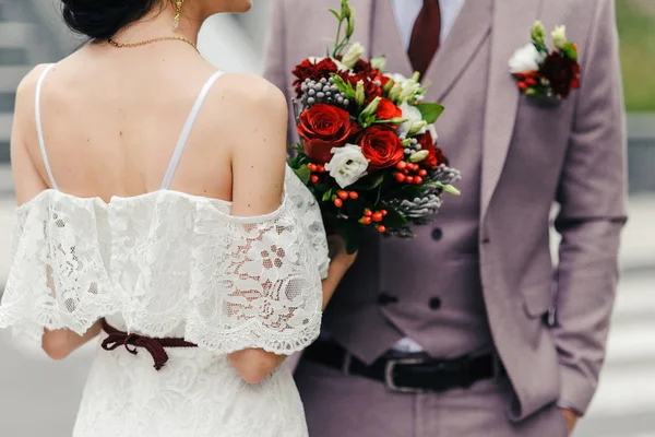 Молодята Весілля Наречена Білій Сукні Стоїть Спиною Тримаючи Букет Квітів — стокове фото