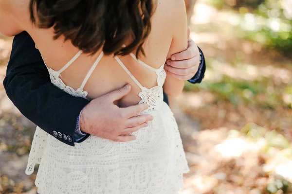 Τύπος Αγκαλιάζει Κορίτσι Από Μέση Κορίτσι Είναι Ντυμένο Λευκό Φόρεμα — Φωτογραφία Αρχείου