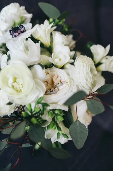 Wedding Bouquet White Flowers Greenery Flower Wedding Gold Rings — Stock Photo, Image