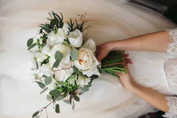 Uma Noiva Vestido Noiva Branco Com Rendas Senta Segura Suas — Fotografia de Stock