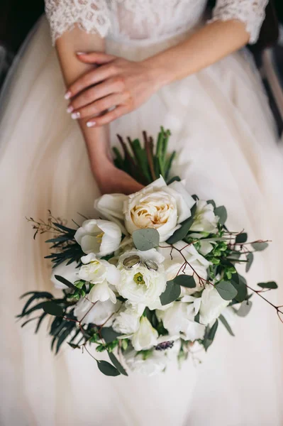 Noiva Vestido Noiva Branco Segurando Buquê Flores Leves Vegetação — Fotografia de Stock