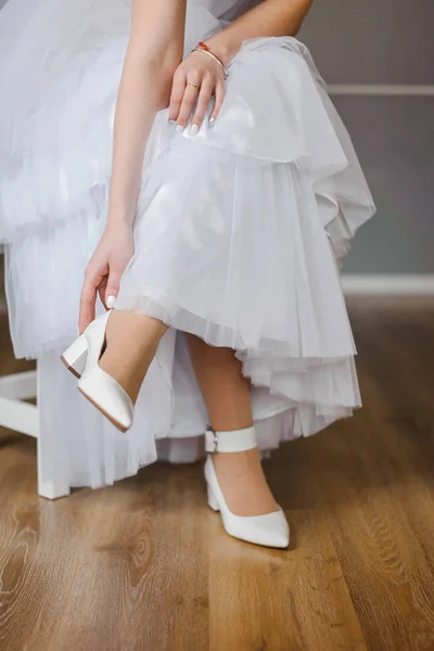 Noiva Vestido Casamento Branco Senta Uma Cadeira Coloca Seus Sapatos — Fotografia de Stock