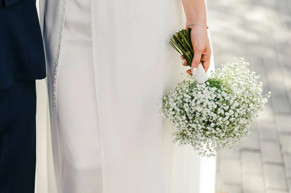 Menyasszony Egy Esküvői Csokor Fehér Virágot Tart Menyasszony Város Utcáján — Stock Fotó