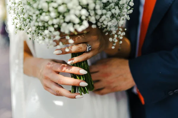 Brud Med Vacker Vit Manikyr Och Ring Fingret Håller Bukett — Stockfoto