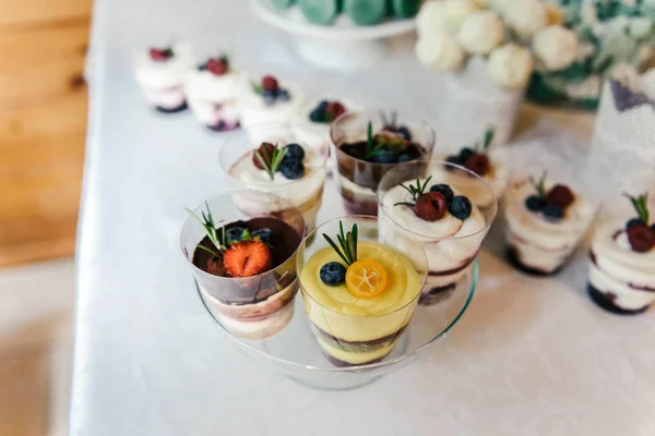 Sobremesas Chocolate Frutas Copos Estão Sobre Mesa Sobremesas São Decoradas — Fotografia de Stock