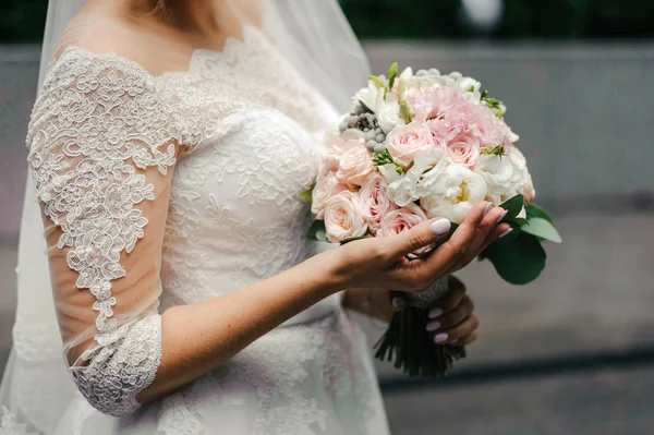 Brud Vit Spets Bröllopsklänning Och Slöja Hålla Bukett Bröllop Blommor — Stockfoto