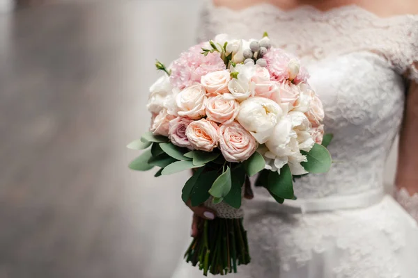 Bride Lace Wedding Dress Open Shoulders Holding Bouquet Pastel Colors — Stock Photo, Image