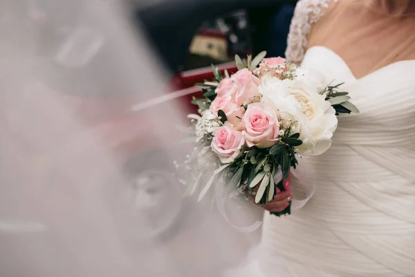 Bride Classic White Wedding Dress Veil Holds Wedding Bouquet Her — Stock Photo, Image