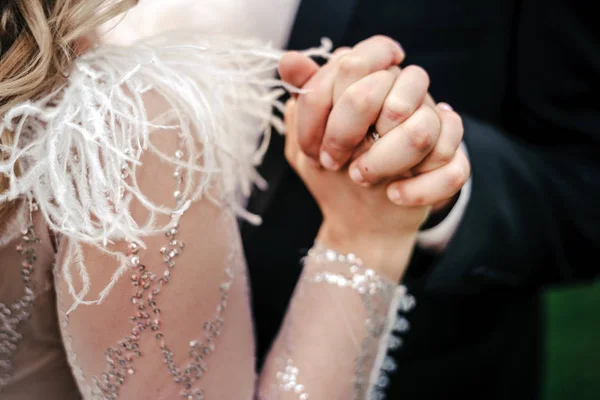 Жених Невеста Держатся Руки Крупный План Свадебное Платье Украшено Перьями — стоковое фото