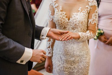 Damat nikah töreninde kilisede gelinin parmağına yüzük takar.