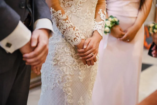 Sposa Sposo Damigella Onore Sono Piedi Chiesa Alla Cerimonia Nuziale — Foto Stock